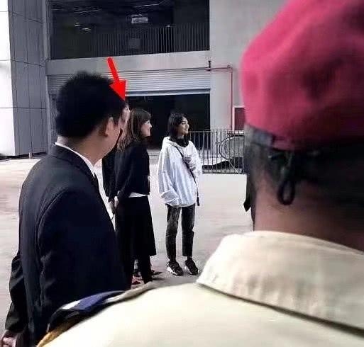 郑爽回归普通生活，带爸爸跟男友约会，江边骑车“翁婿”相处融洽