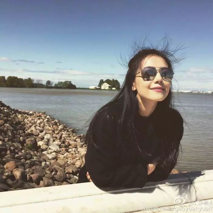 江疏影模仿高圆圆成新一代街拍女王，颧弓宽度也要赶超整前的她？