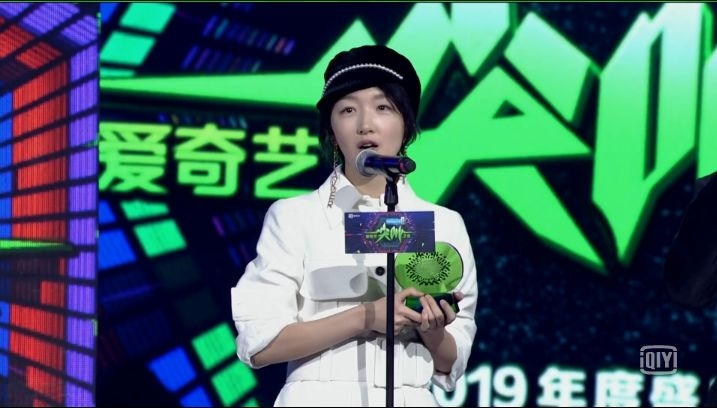 尖叫之夜明星难抗直播镜头，关晓彤疲态显老，吴谨言满脸油光！