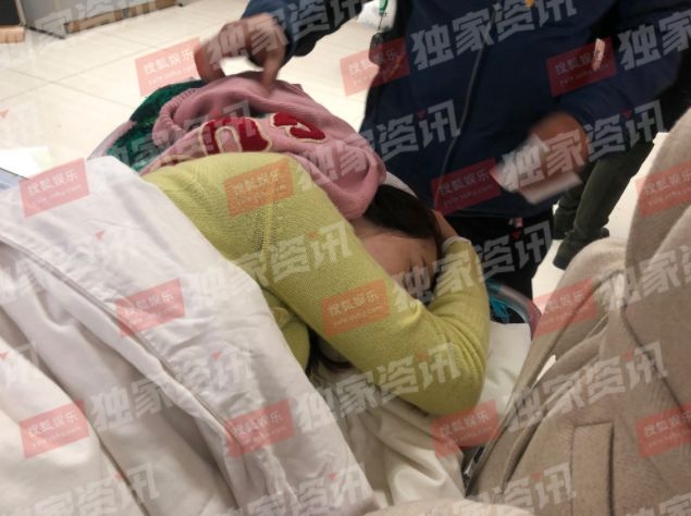 马蓉伤照被指摆拍，后被友人背着跑出院，网友：那我们来P图吧！