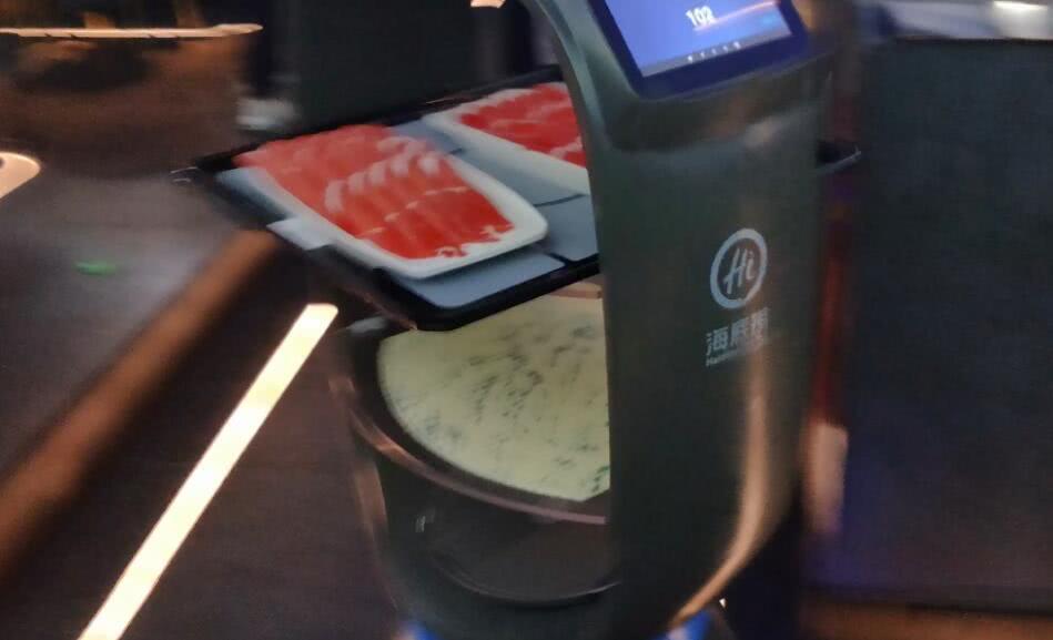 原创探秘海底捞智慧餐厅:机器人配菜洗碗送餐