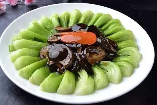 食材:油菜、香菇、蒜、花生油、盐、鸡精。 做法: 1、香菇斜切片,油菜也斜刀切片; 2、锅中放油,入蒜片爆香,加入香菇翻炒; 3、加入香菇的茎翻炒;等茎快熟时,再入叶翻炒; 4、加入适量盐、鸡精调味出锅。 本文来自大风号,仅代表大风号自媒体观点。