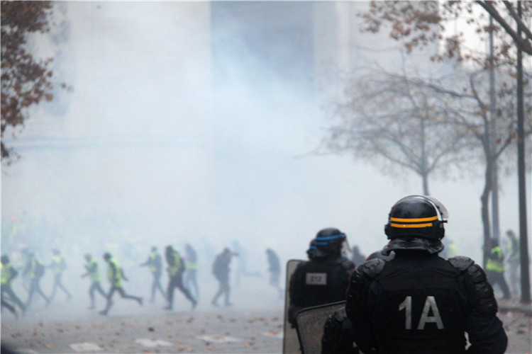 巴黎骚乱再升级 警方逮捕250多人