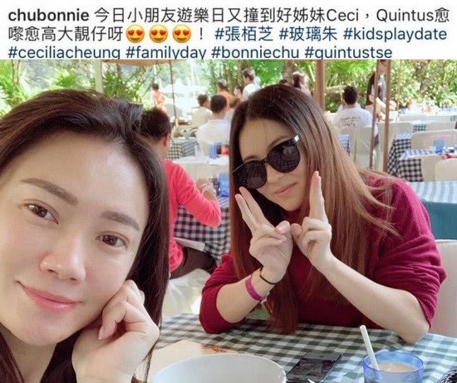 张柏芝带小儿子现身街头，衣着宽松对镜头比V，友人证实没生娃