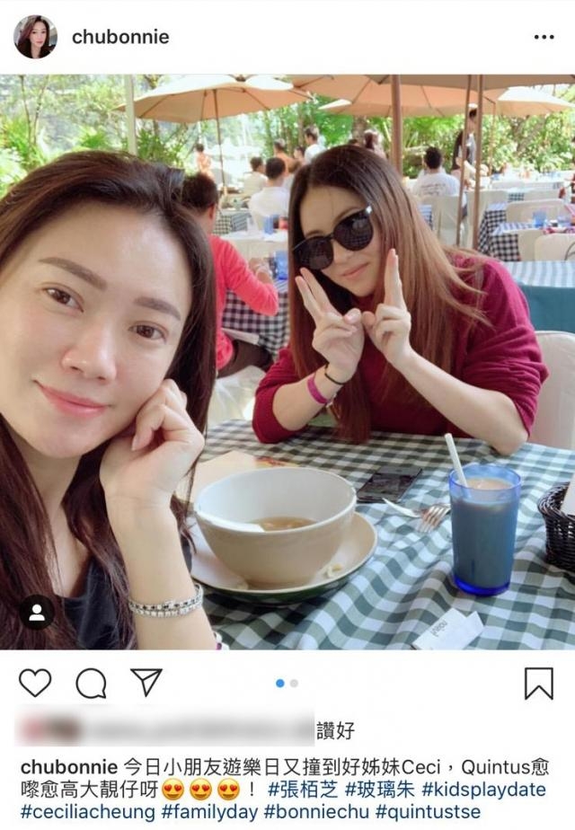 传生下第三胎的张柏芝终于露面了！她穿着宽松衣服对着镜头举V