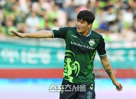 韩媒:全北后卫金玟哉同意加盟国安,收8倍年薪