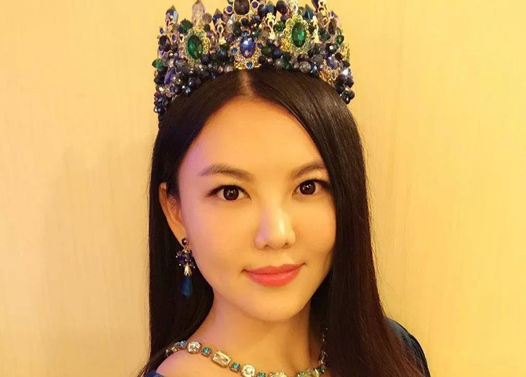 李湘大S罕见同框，修图后的两人整整年轻十岁，网友：大S的脸是凹的