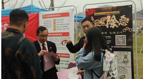 宪法日宣宪法精神 高校内扬扫黑除恶大旗