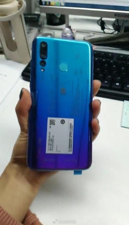 华为nova 4真机首曝：左上角挖孔 渐变色机身