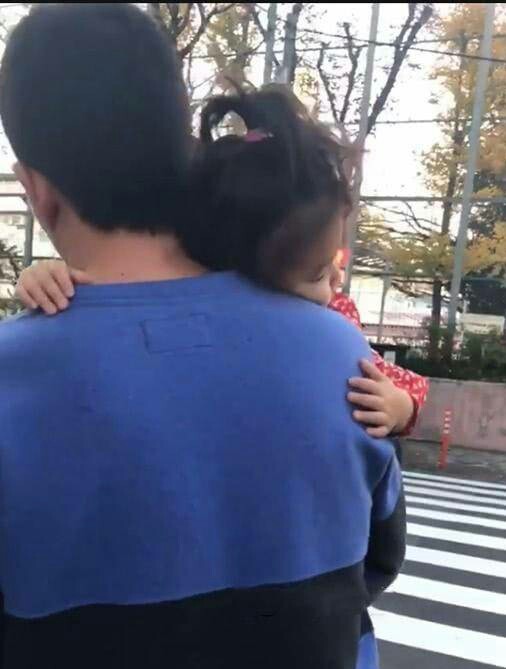 陈冠希和女儿嘟嘴卖萌，隔空示爱秦舒培，网友:甜！