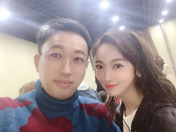 被于正合影坑成网红脸的吴谨言，当天的脸视觉中国都挑不出错