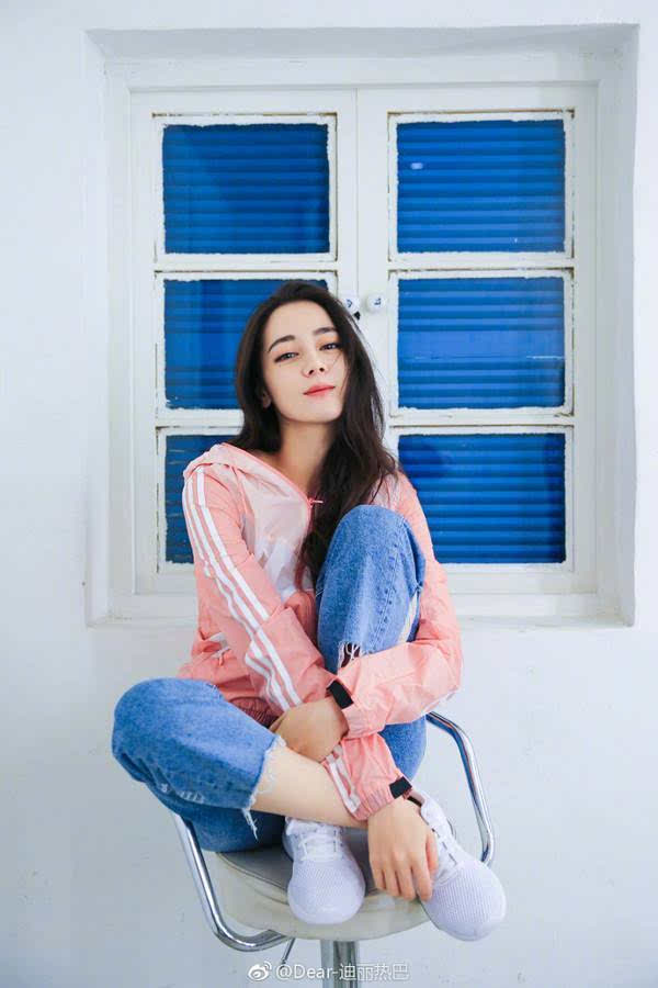 迪丽热巴出席活动生图曝光太动人!抿着嘴巴浅