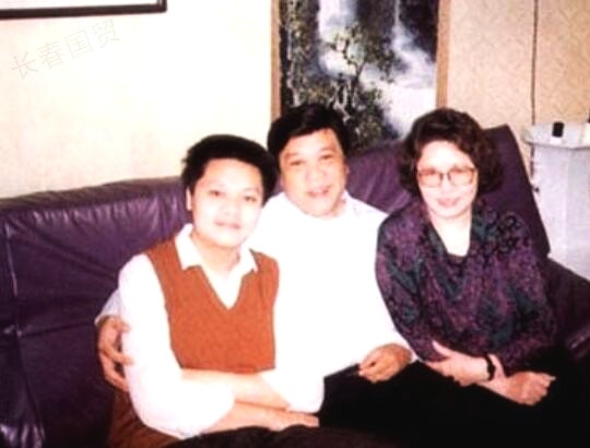赵忠祥的妻子张美珠,曾是一名电台的播音员.