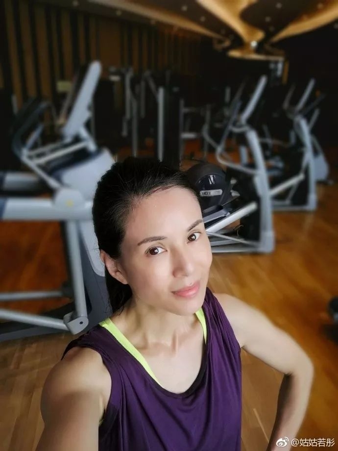 她疯了，正爆红却为爱退圈还被分手了，无脑恋爱