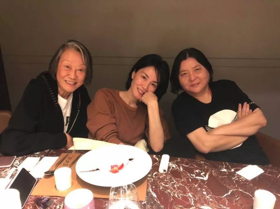扯白||王菲的30年不变三人组，女人之间最牢固的友谊不就是一起干活一起挣钱么