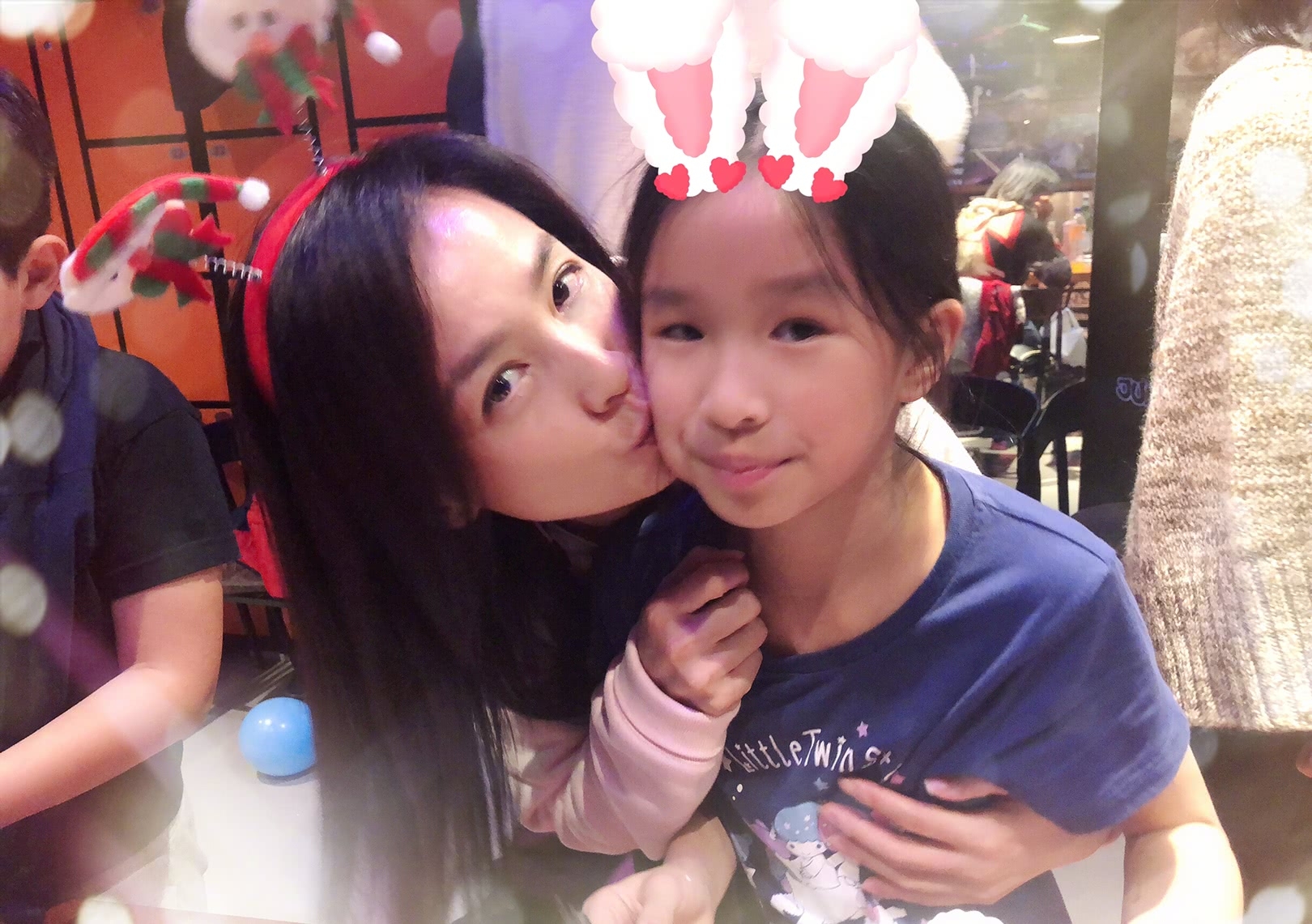 张庭为女儿庆祝9岁生日，开心得像个孩子！