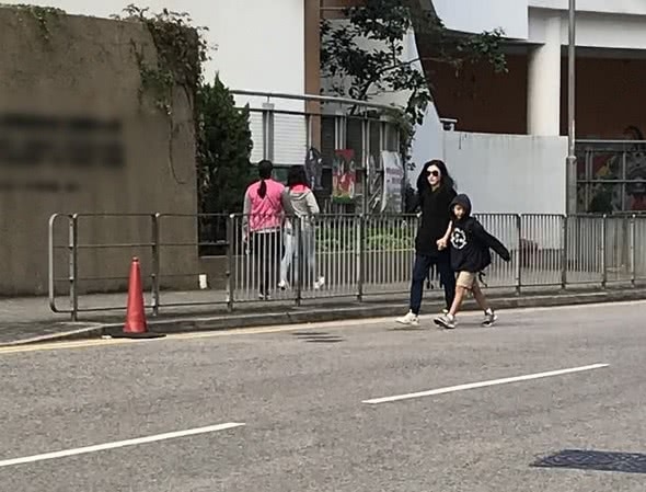 张柏芝紧握儿子小手送其上学，小儿子打扮酷帅，很像谢霆锋小时候