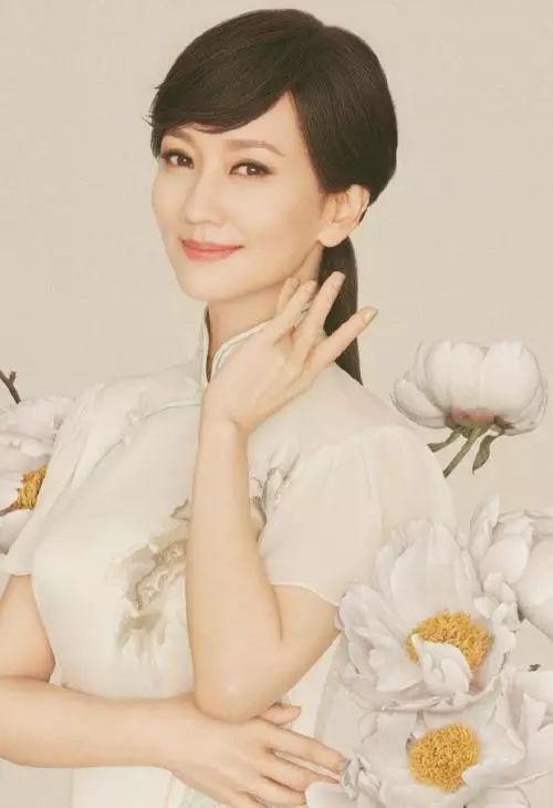 刚走红就变社会姐2.0，通稿自诩旗袍皇后，金星为其穿衣竟遭白眼？
