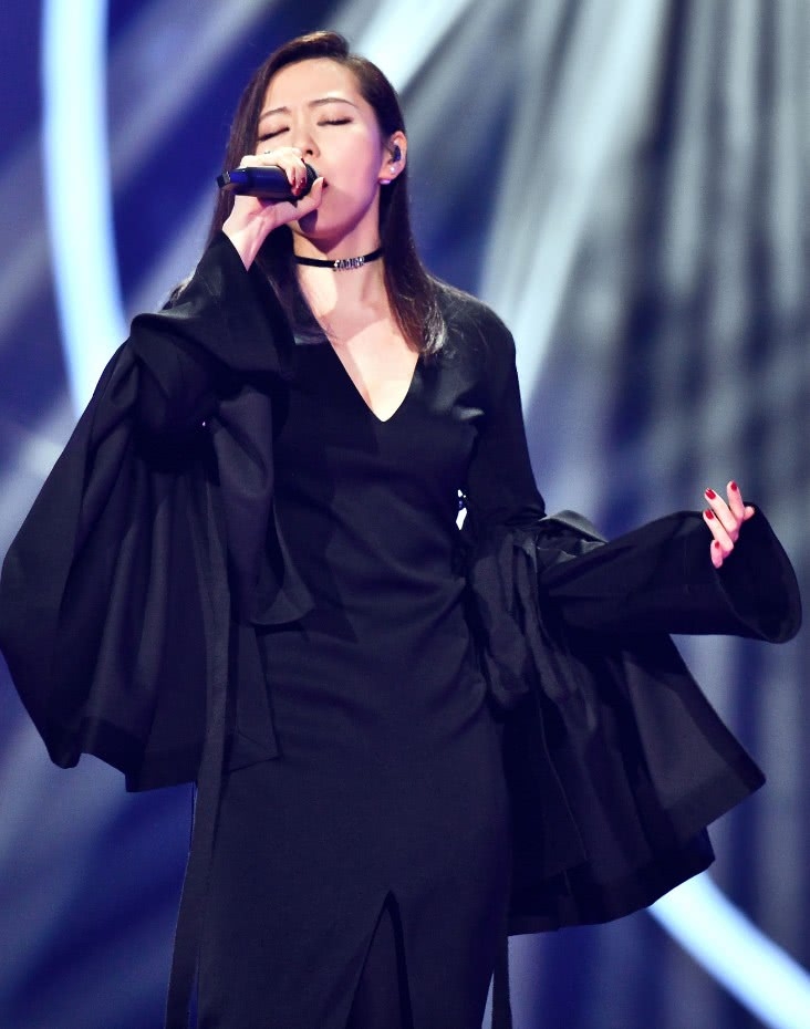 张靓颖上台表演,在腰间挂条毛巾,动情后刚好