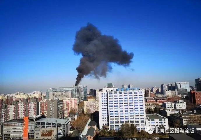 北京中关村一大楼楼顶着火 系工作人员误操作所致