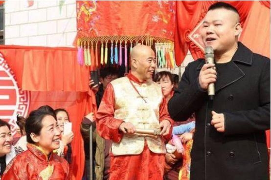 明星们参加亲友婚礼：林允低调接地气，林更新被妈妈们围着合影！