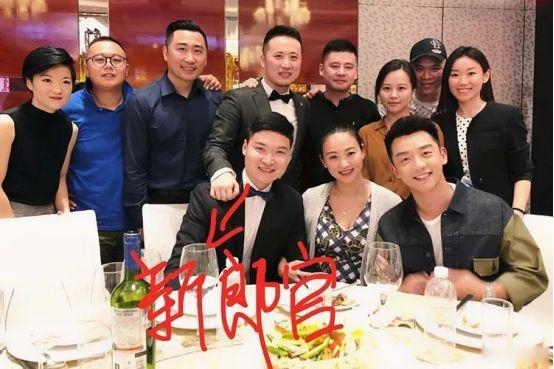 明星们参加亲友婚礼：林允低调接地气，林更新被妈妈们围着合影！