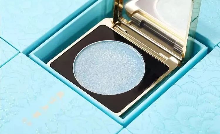 佟丽娅这种神仙都hold不住刷爆朋友圈的故宫口红？吴谨言却赢了…