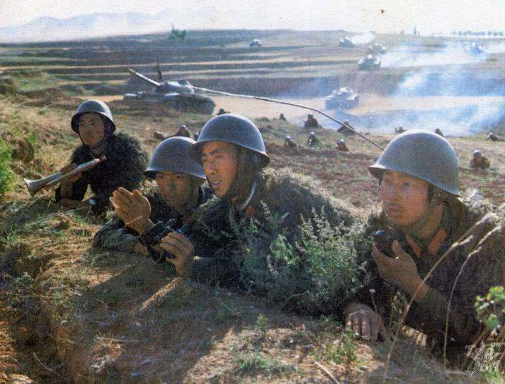 解放军坦克兵火力猛，越军的机枪和火炮一露头就被炸上天