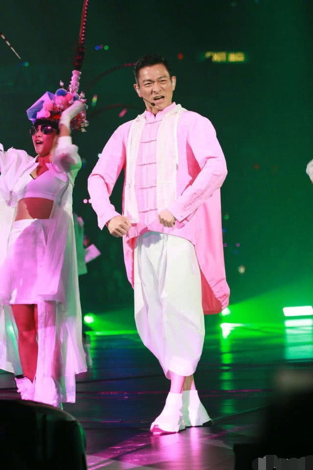 刘德华演唱会全家一起现身，女儿打扮朴实，眼睛像极了爸爸