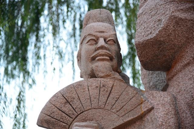 为什么越是有点小权的人越爱拿架子?难为人?