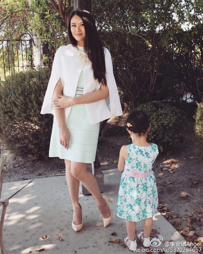 李小鹏儿子才2岁啊,站姿比奥莉还撩人,网友:深得李安琪大长腿的真传!