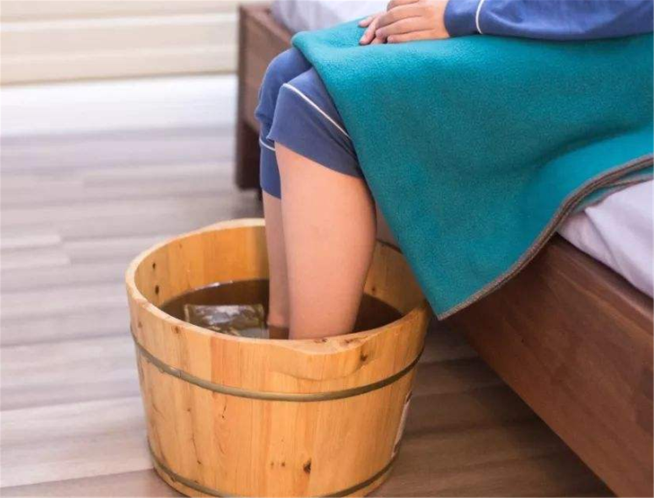 女人睡觉前,经常用艾叶泡脚有4个好处,可这3类