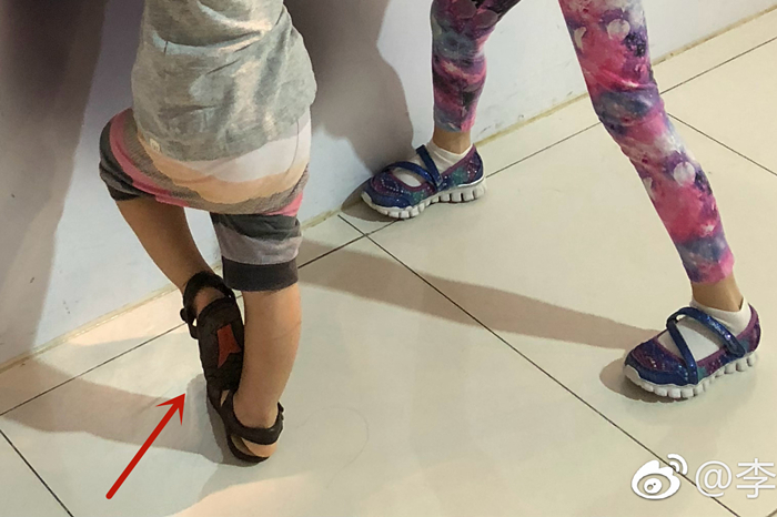 李小鹏儿子才2岁啊,站姿比奥莉还撩人,网友:深得李安琪大长腿的真传!