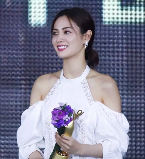 超越刘亦菲连续两年被评为亚洲最美的她，突然肿成这样了？