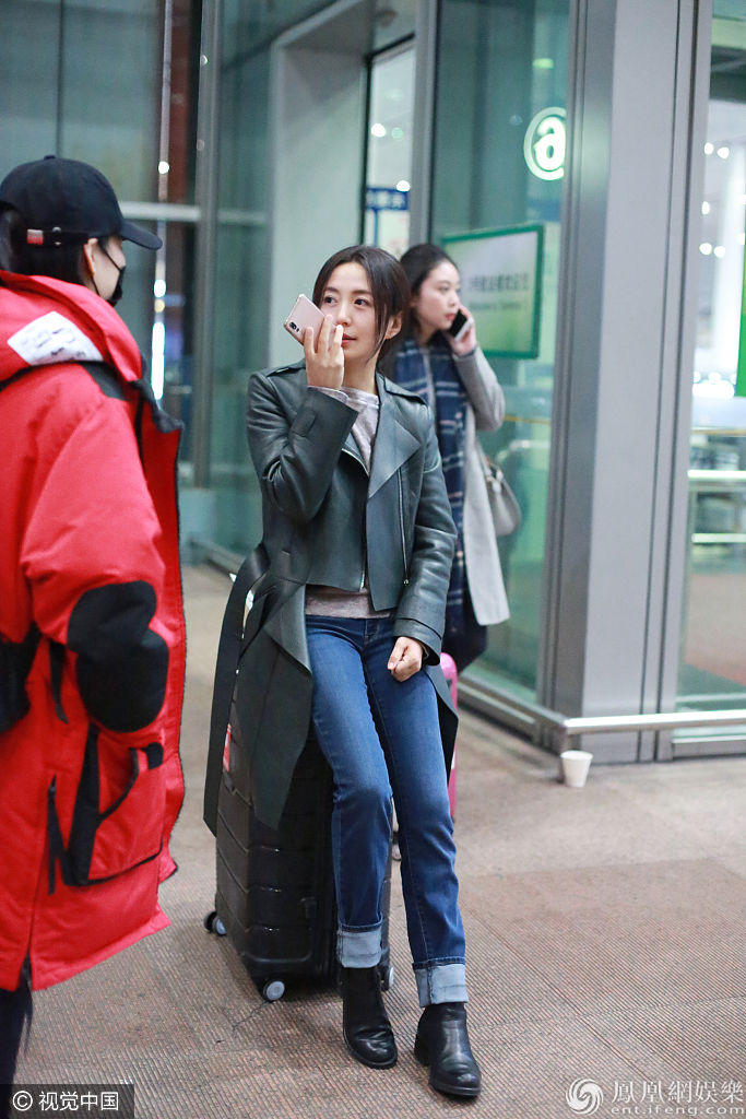 杨童舒保暖装扮“养生式“走机场  坐行李箱语聊秀出大长腿