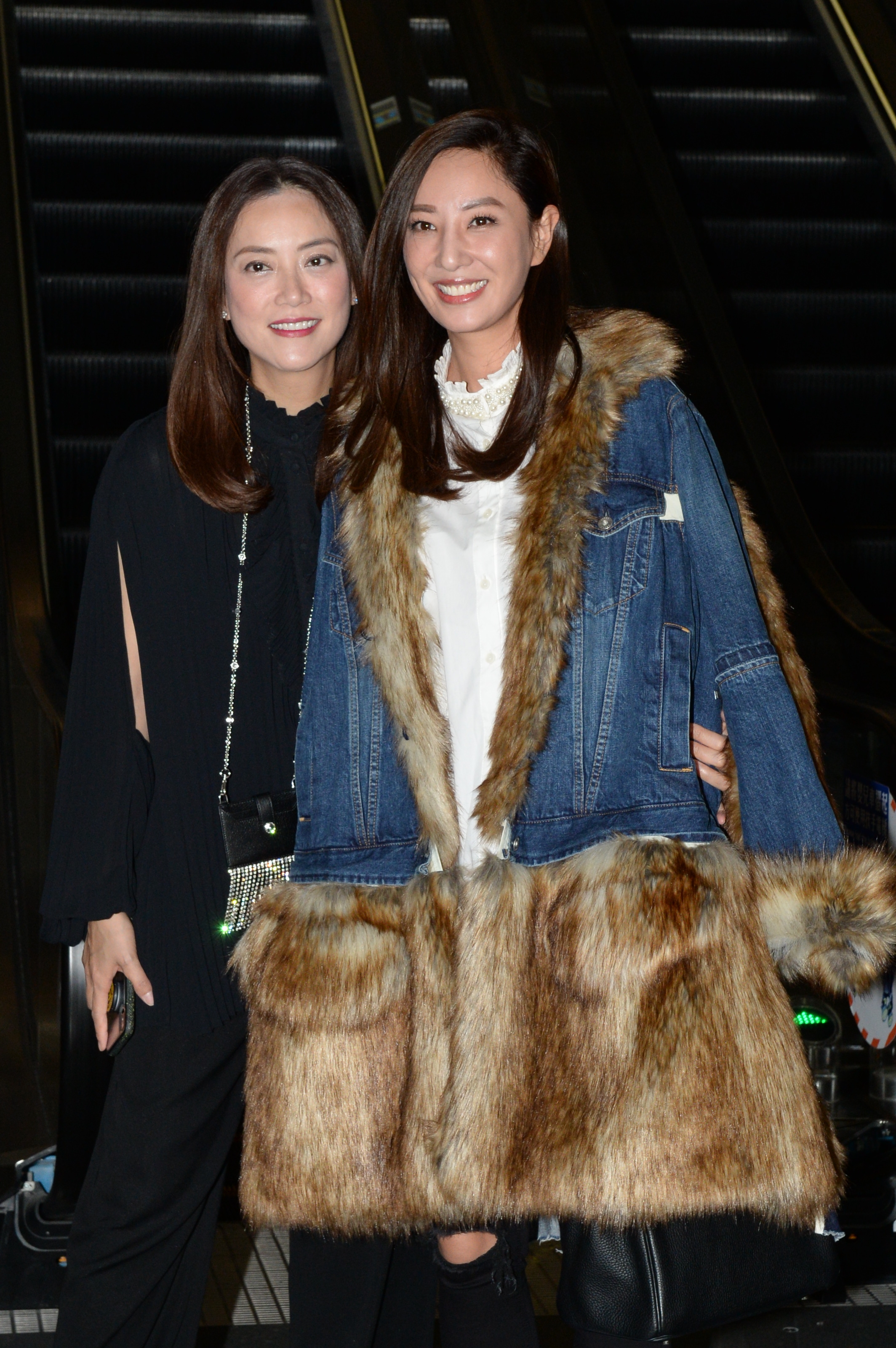 阿娇和赖弘国登记结婚甜笑 蔡卓妍容祖儿到贺、经纪人派发红包