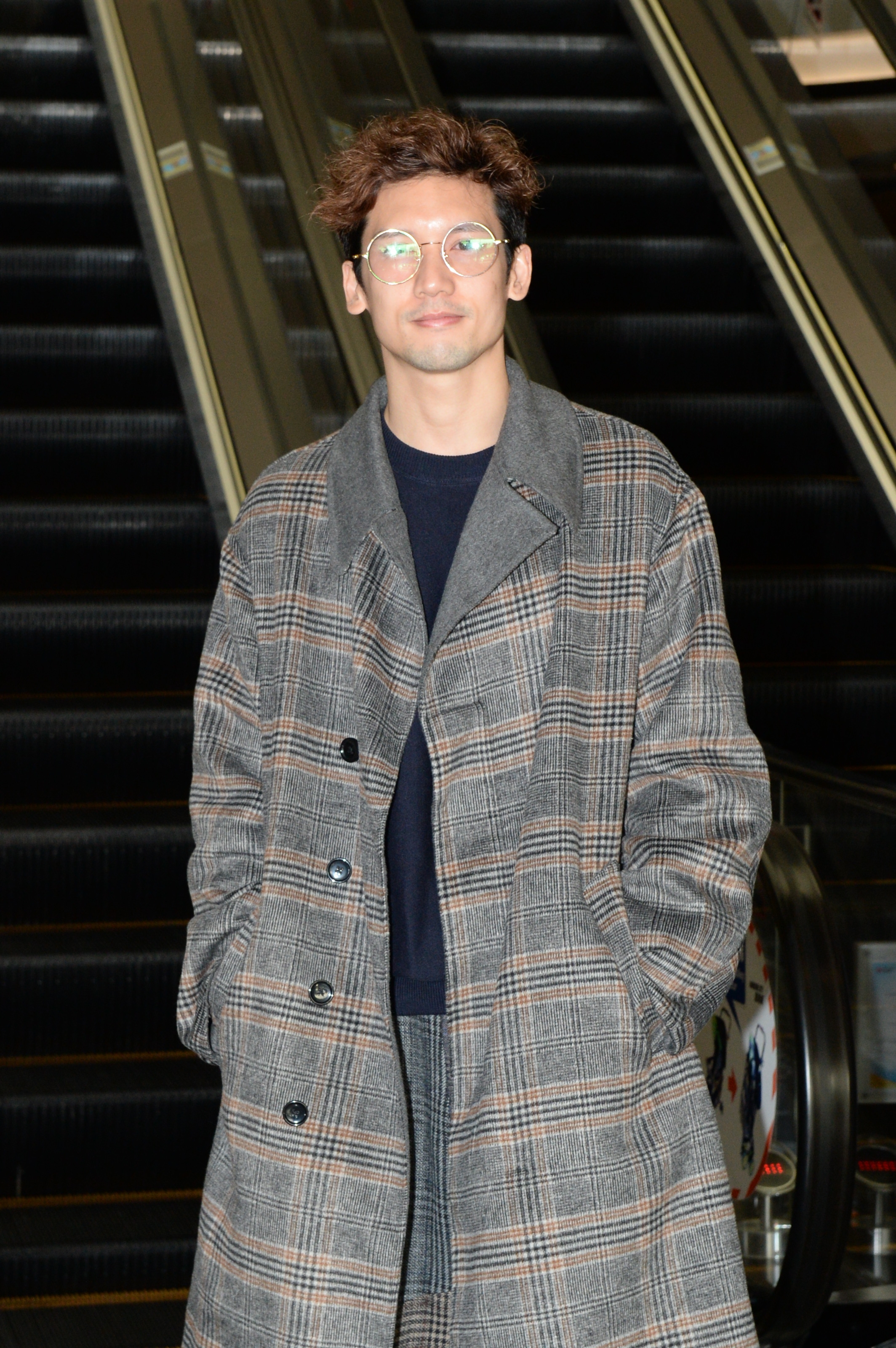 阿娇和赖弘国登记结婚甜笑 蔡卓妍容祖儿到贺、经纪人派发红包