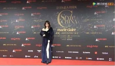 零下9度穿吊带裙的宋祖儿被夸碾压全场大小花，这妈妈桑发型认真的？