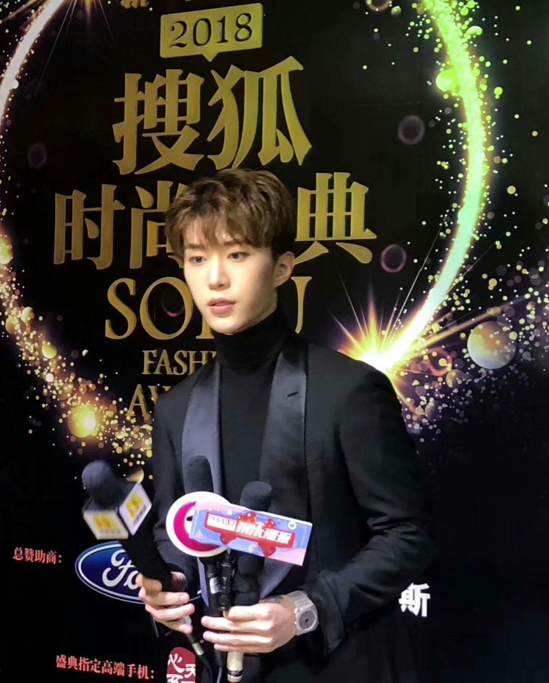 蔡徐坤和于正合影，网友直呼：次元壁破了