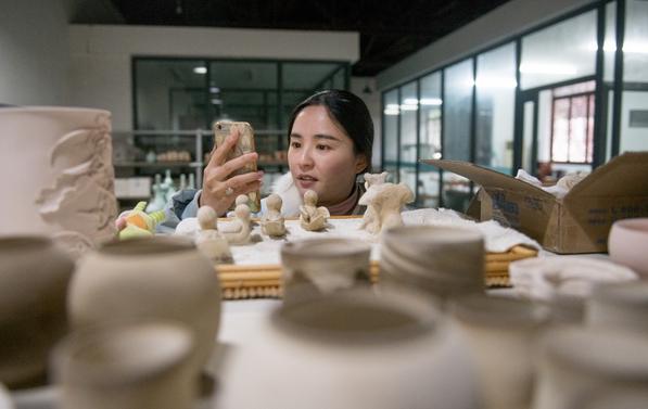 美女主播淘宝卖陶瓷，有力的推动了陶瓷文化的传播