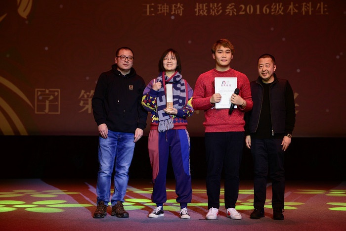 贾樟柯、王小帅出席金字奖颁奖典礼 闭幕影片《江湖儿女》获好评