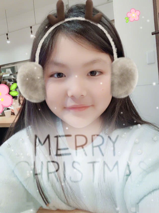 李湘全家欢度圣诞节，深夜晒素食火锅，一家三口全瘦了