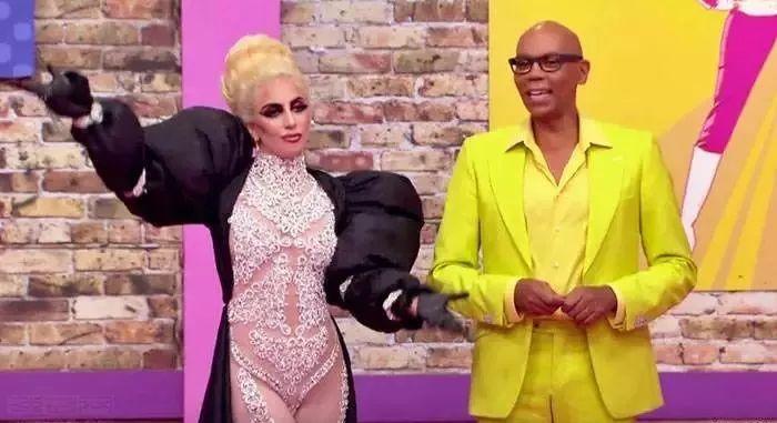 变装皇后：白天在公司上班，晚上在夜场狂欢