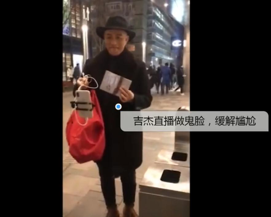 快男吉杰街头免费送专辑,路人动作惊呆全场