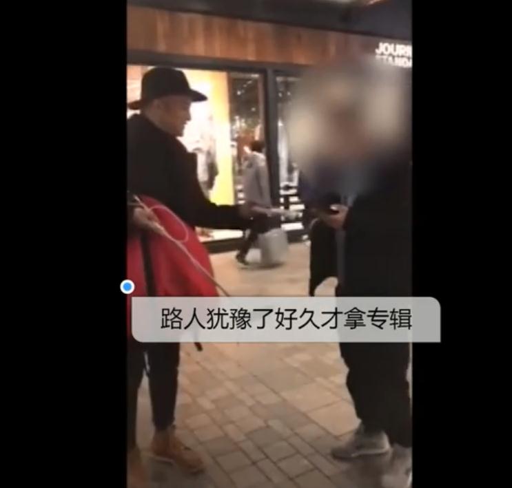 快男吉杰街头免费送专辑,路人动作惊呆全场
