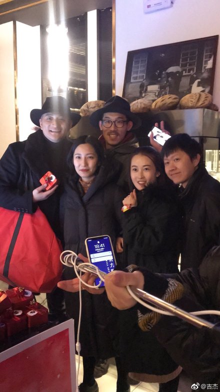 快男吉杰街头免费送专辑,路人动作惊呆全场