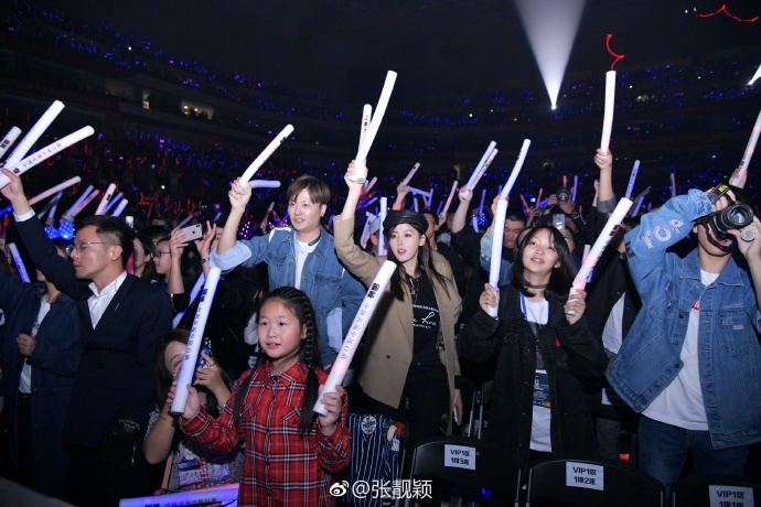 张天爱演唱会高调示爱后秒怂？你们明星追星时能低调点吗