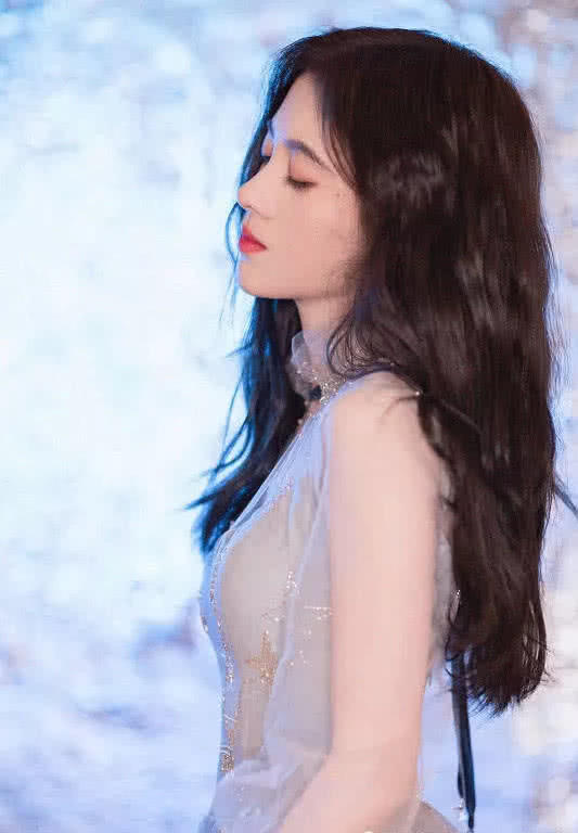 号称4千年一遇的美女鞠婧祎,穿上裸色长裙有多惊艳?网友:眼花