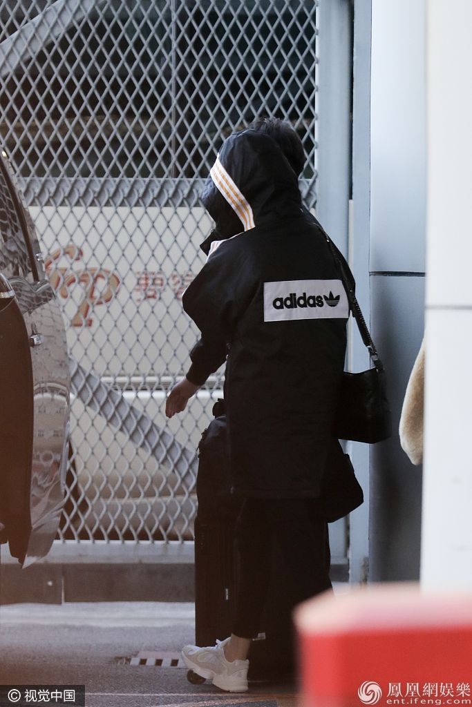 杨幂官宣离婚后首次现身机场 包裹严实不见真容只露美腿