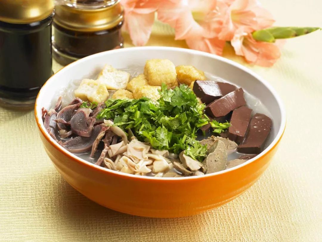 北京网信办依法关闭11万个违法违规自媒体账号；北京将进一步遏制追星炒星、收视率造假等行为；小红书昨晚崩了 | 猬报